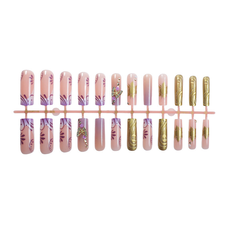 Künstlerisches Nagelkunst-Set mit eleganten Blumen- und Edelsteinakzenten Brehn