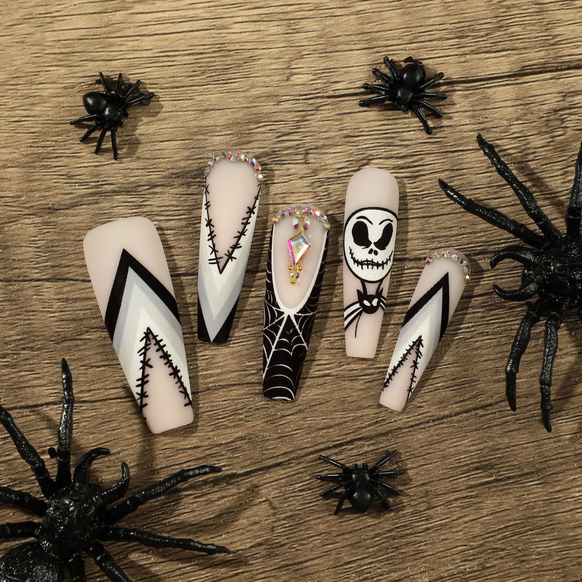Kunstvolle Nagelverlängerungen im Halloween-Design Brehn