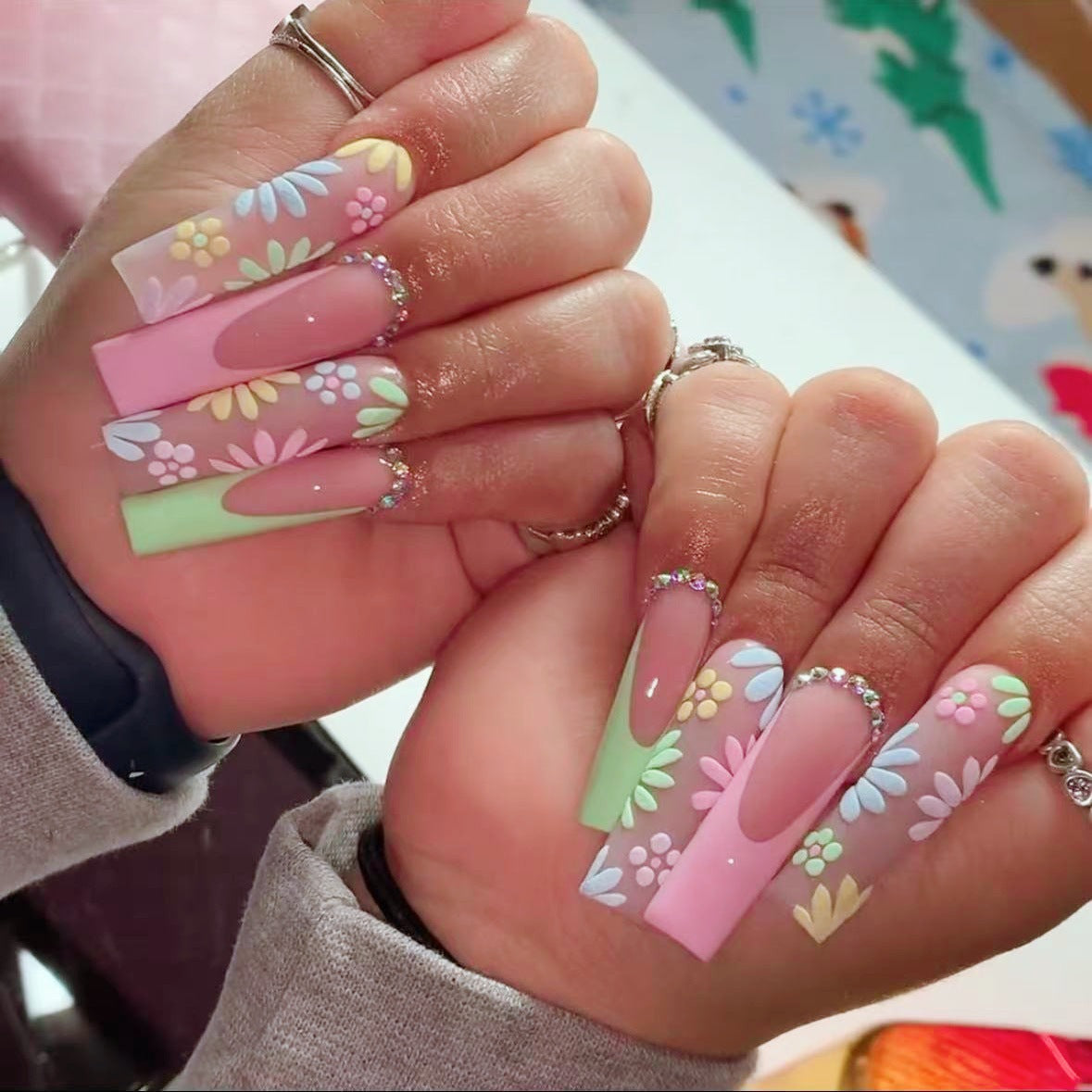 Kunstnagelset mit blumigen 3D-Verzierungen und Strass-Akzenten Brehn