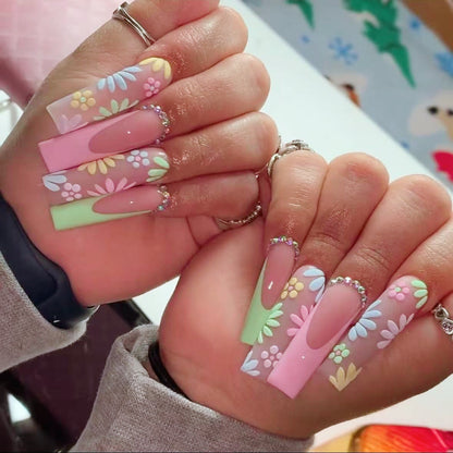 Kunstnagelset mit blumigen 3D-Verzierungen und Strass-Akzenten Brehn