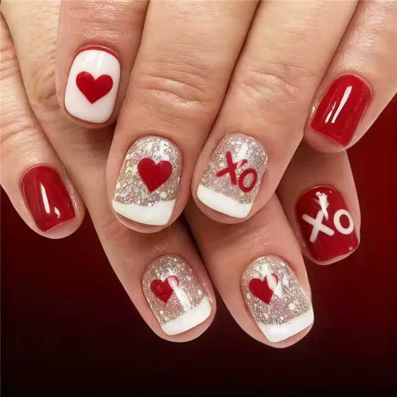 Kunstnagelset mit romantischen Herz- und Glitzer-Motiven Brehn