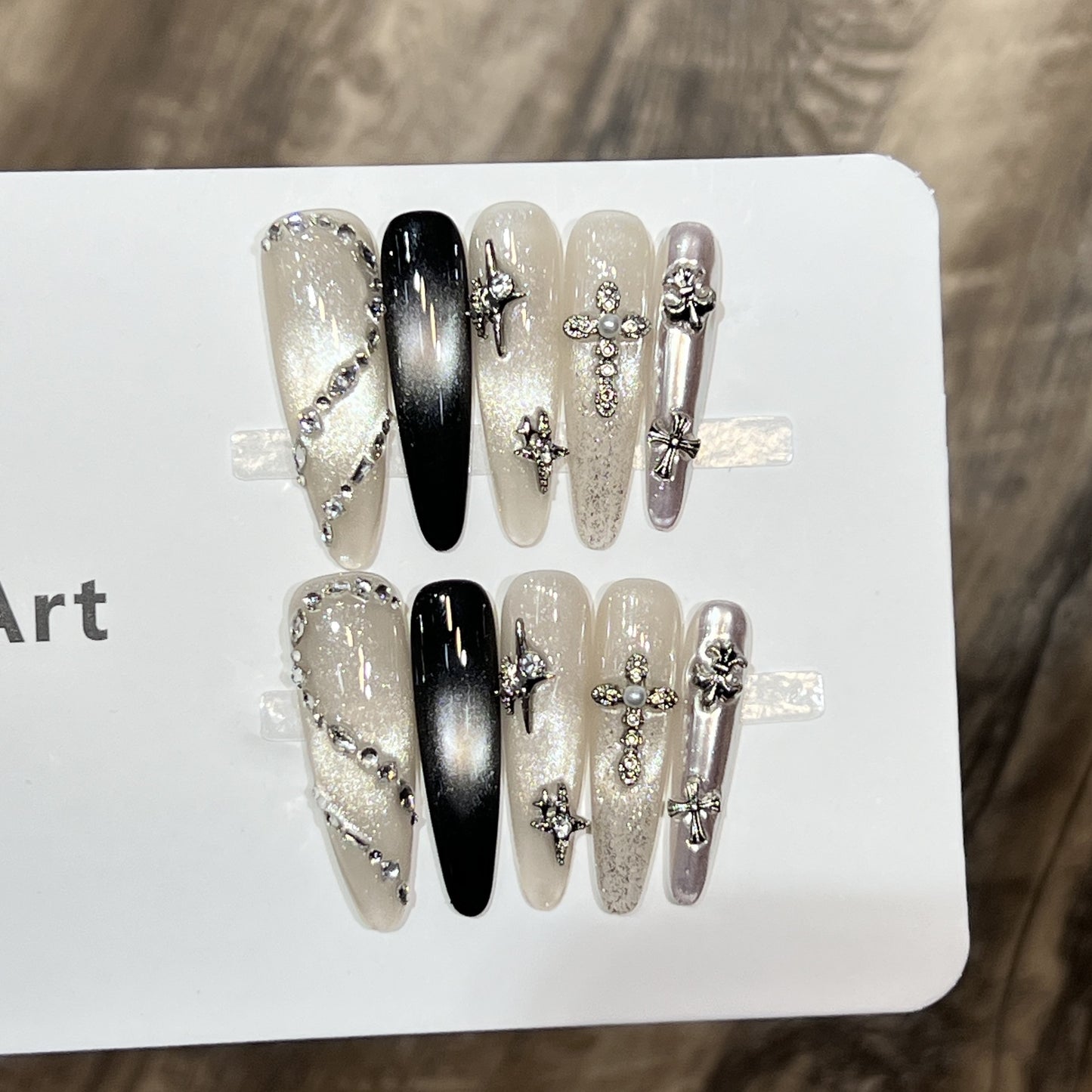 Dekoratives Stiletto Press-On-Nagelset mit Sternakzenten Brehn