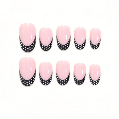 Kreatives Nageldesign Set mit Punkten und elegantem French Look Brehn