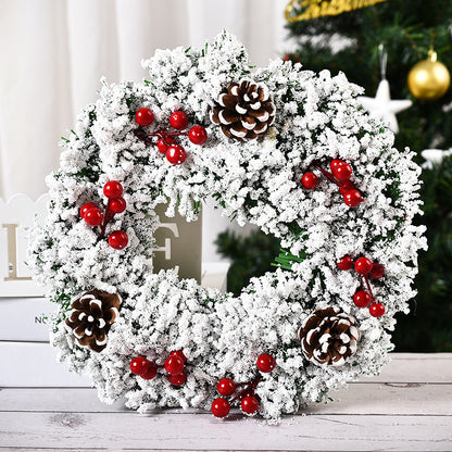 Festlicher Weihnachtskranz mit Tannenzapfen und Beeren Brehn