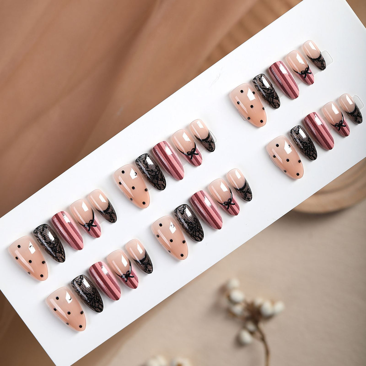 Kunstnagelset mit eleganten Schleifen- und Spitzenakzenten Brehn
