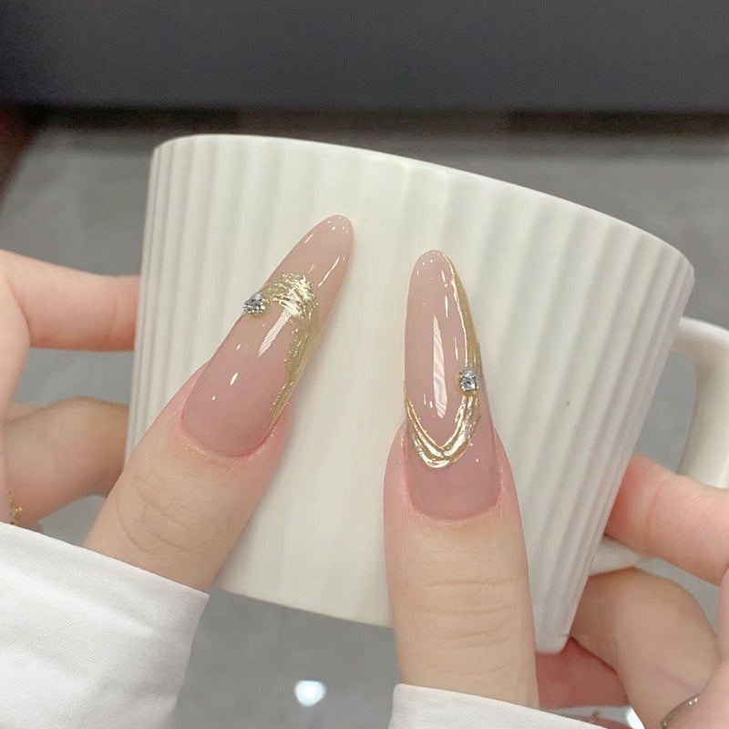 Kunstnagelset mit elegantem Gold-Design und funkelnden Applikationen Brehn