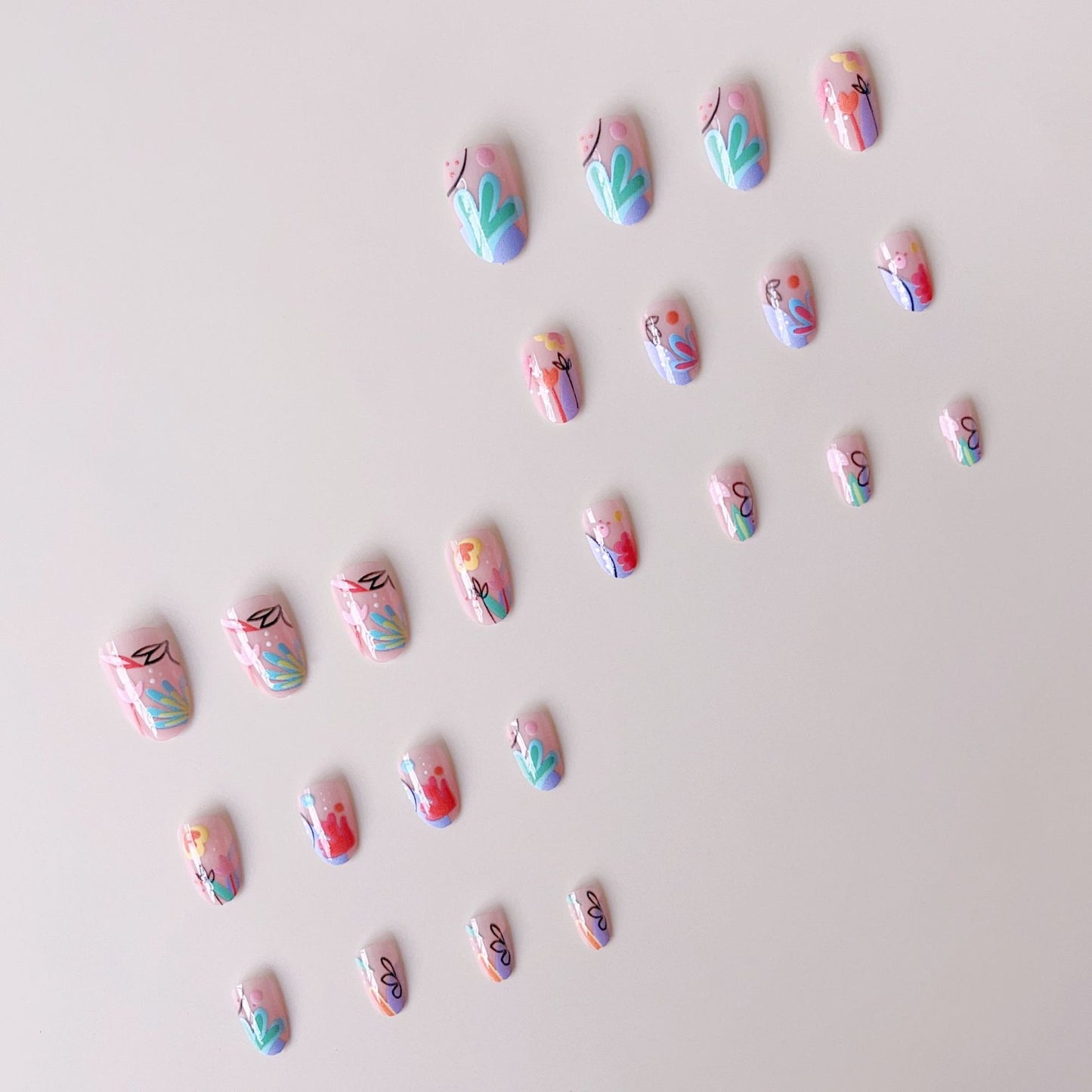 Kreatives Nagelkunstset mit bunten Blumen-Designs Brehn