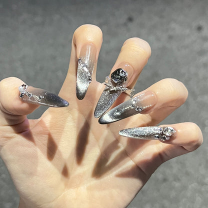 Elegantes Stiletto Press-On Nagelset mit Strassakzenten Brehn