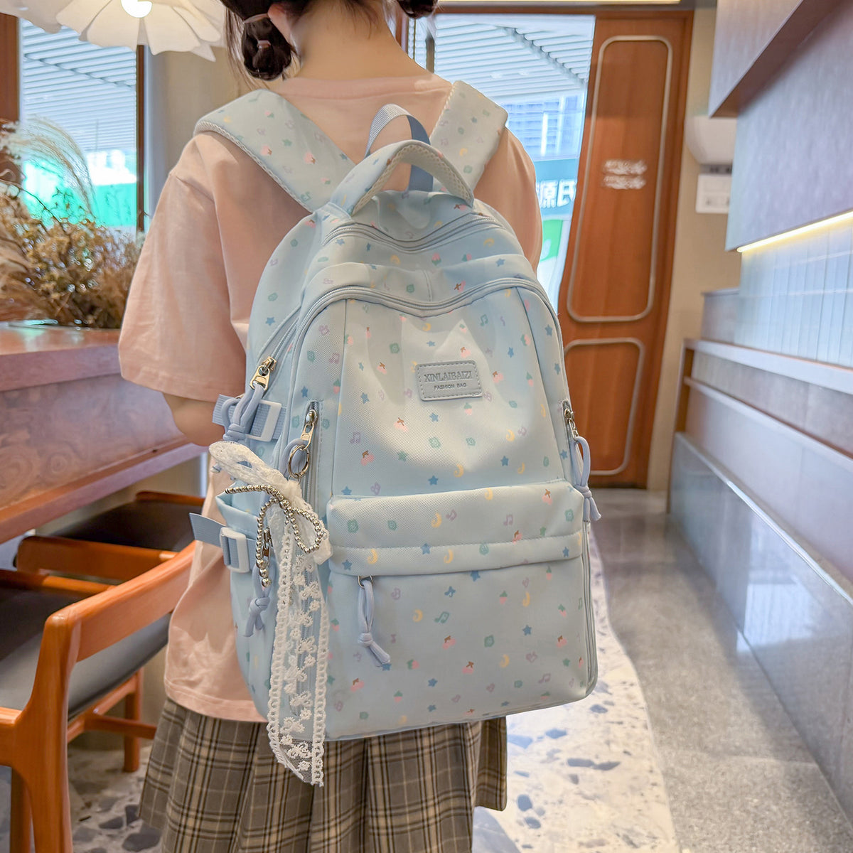 Stylischer Multi-Taschen-Rucksack mit dekorativen Akzenten Brehn