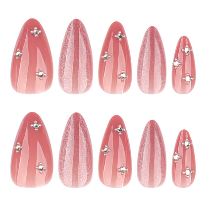 Kunstvolle Nagelverlängerungen mit Glitzer-Design Brehn
