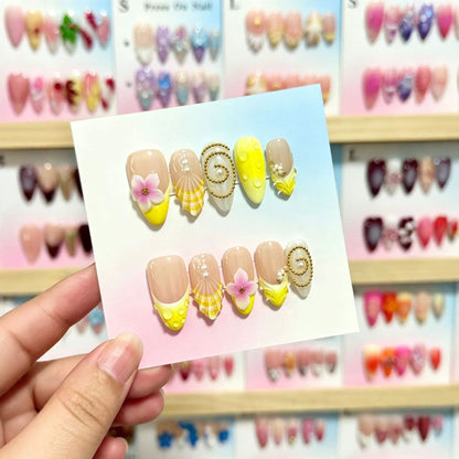 Künstlerisches Press-On Nagelkunstset mit floralen und Muscheldekoren
