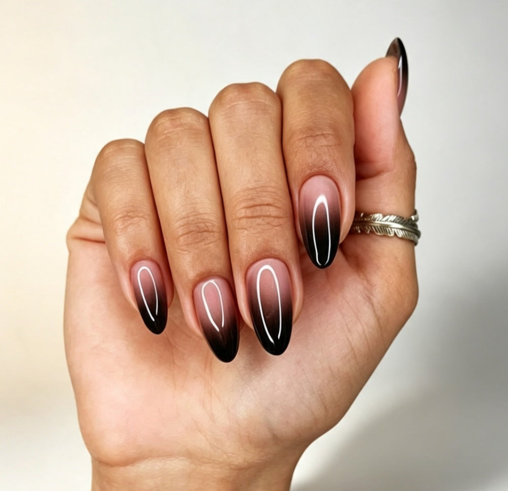 Kunstnägel mit Elegantem Ombre-Design und Filigranem Rand Brehn