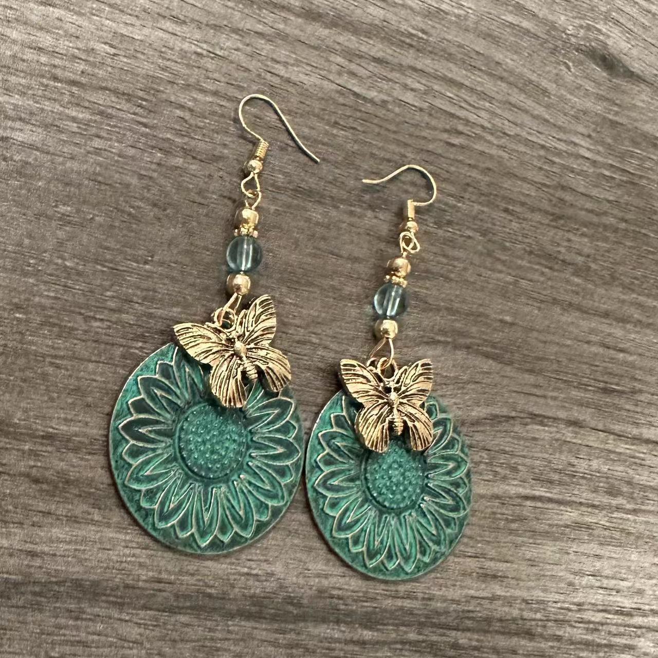 Elegante Ohrhänger mit Blumenmotiv und Schmetterlingen Brehn