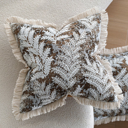 Rechteckiger dekorativer Kissenbezug mit besticktem Blatt‑Jacquard und Fransenrand Brehn