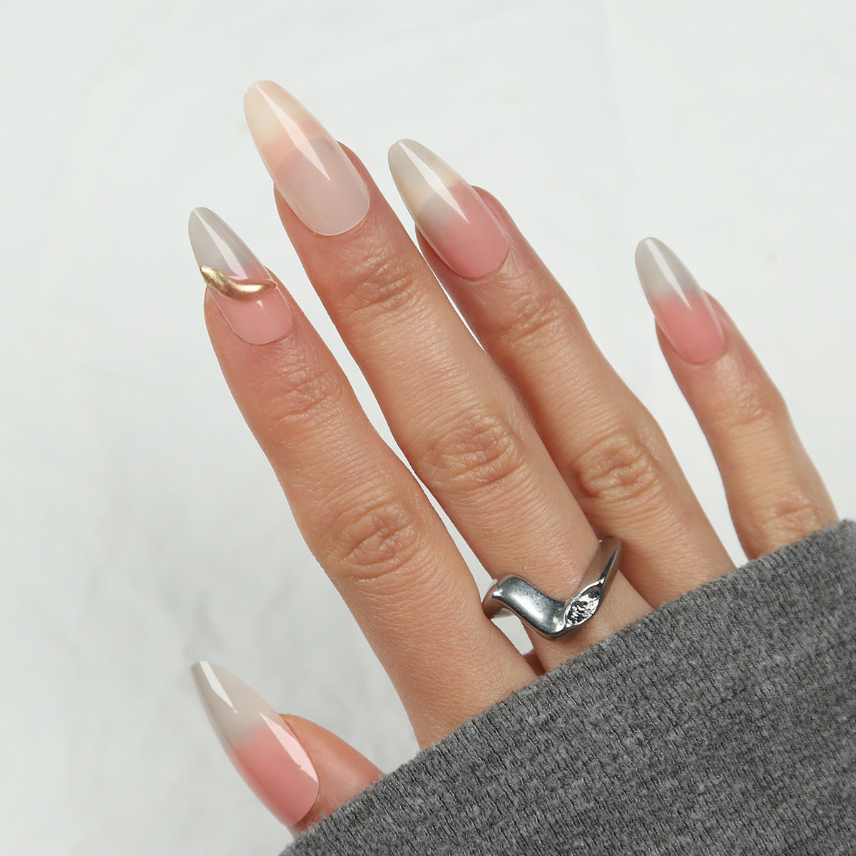Elegante Stiletto Press-On Nägel mit Farbverlauf-Design Brehn