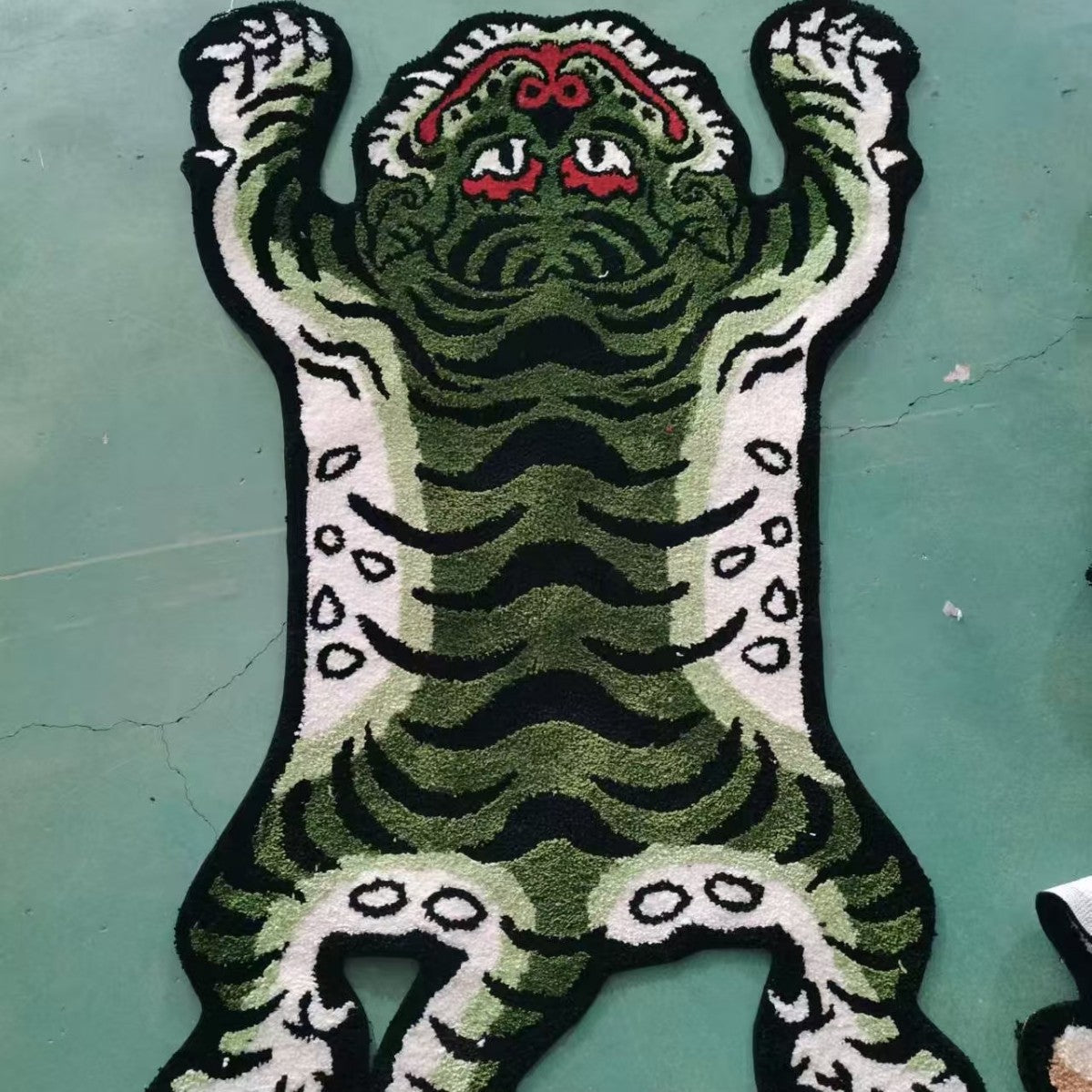 Tiger-förmiger gestickter Akzentteppich
