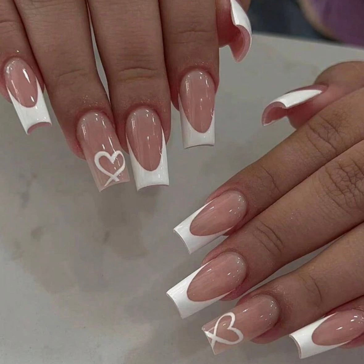 Kunstnagelset mit eleganten French Spitzen und romantischen Herzverzierungen Brehn