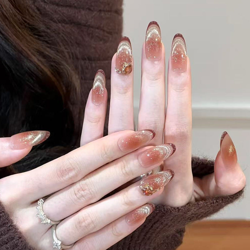 Kunstnagelset mit festlichem Geschenk-Design und eleganten Glitzer-Akzenten Brehn