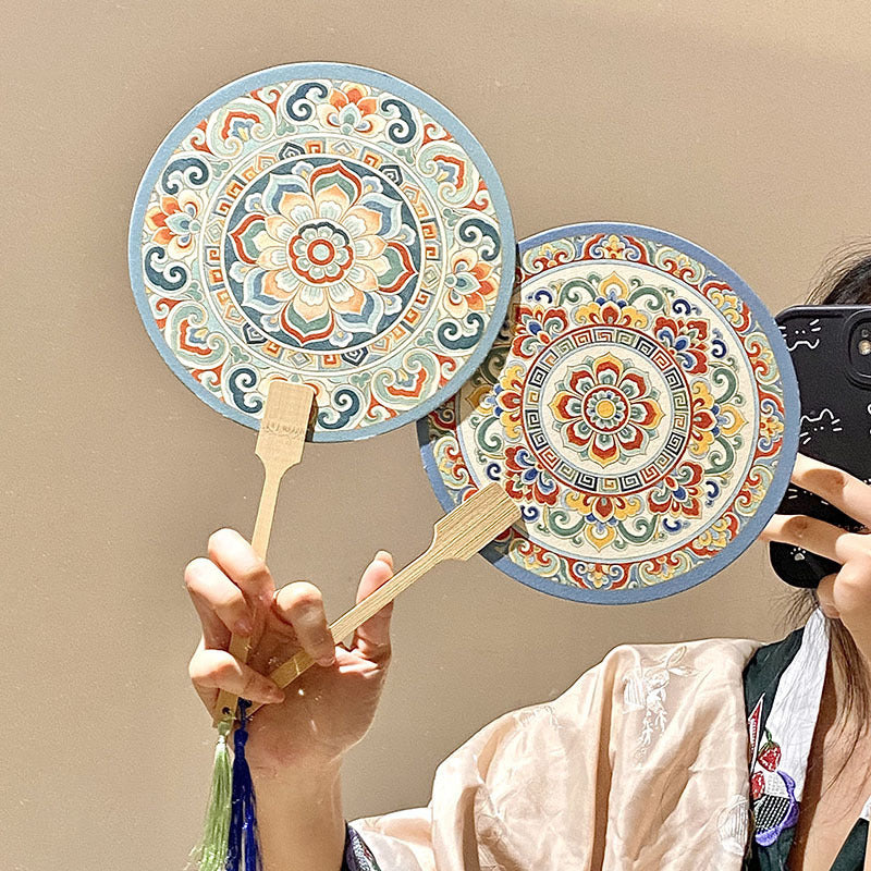 Handgefertigter Fächer mit Kunstvollem Motiv Brehn