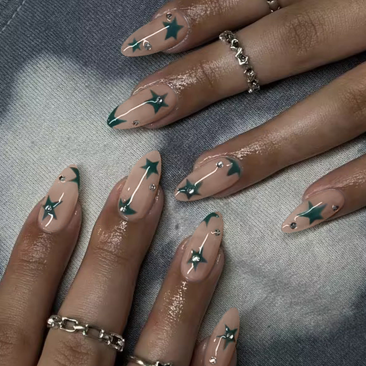 Dekoratives Press-On Nagelkunstset mit Sternmustern Brehn