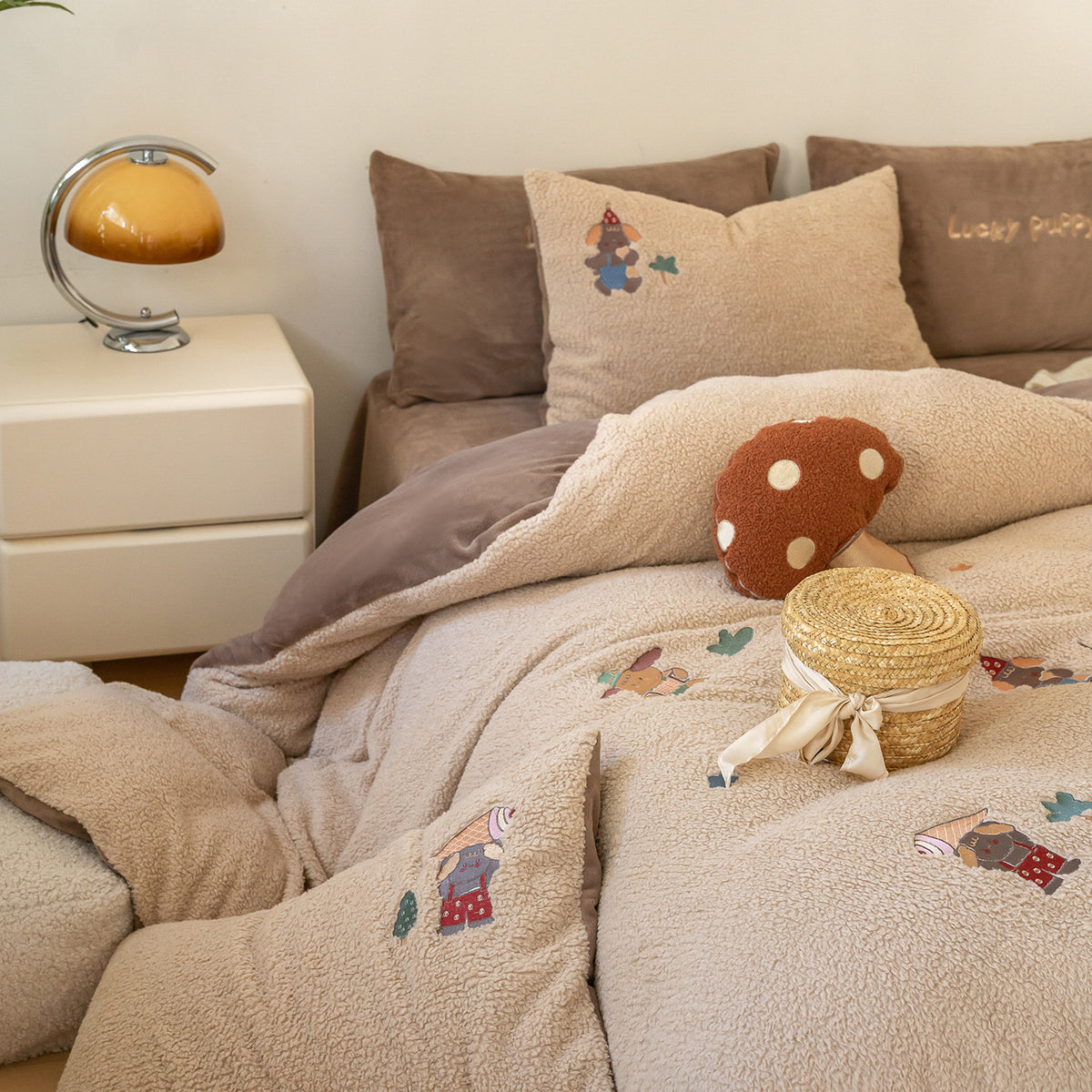 Plüsch-Bettwäschegarnitur aus Teddy-Fleece mit bestickten Pilz- und Waldmotiven