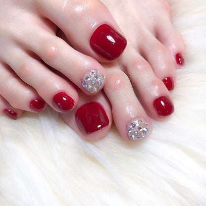 Stilvolle Fußnagelgestaltung mit Glitzerakzenten Brehn