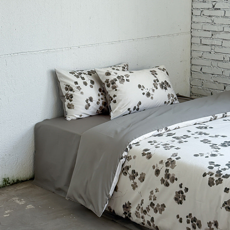 Baumwollsatin-Bettwäsche-Garnitur mit aquarelliertem Blumenprint und kontrastierter Einfassung