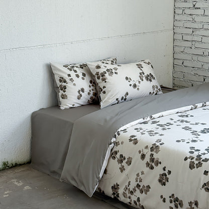 Baumwollsatin-Bettwäsche-Garnitur mit aquarelliertem Blumenprint und kontrastierter Einfassung