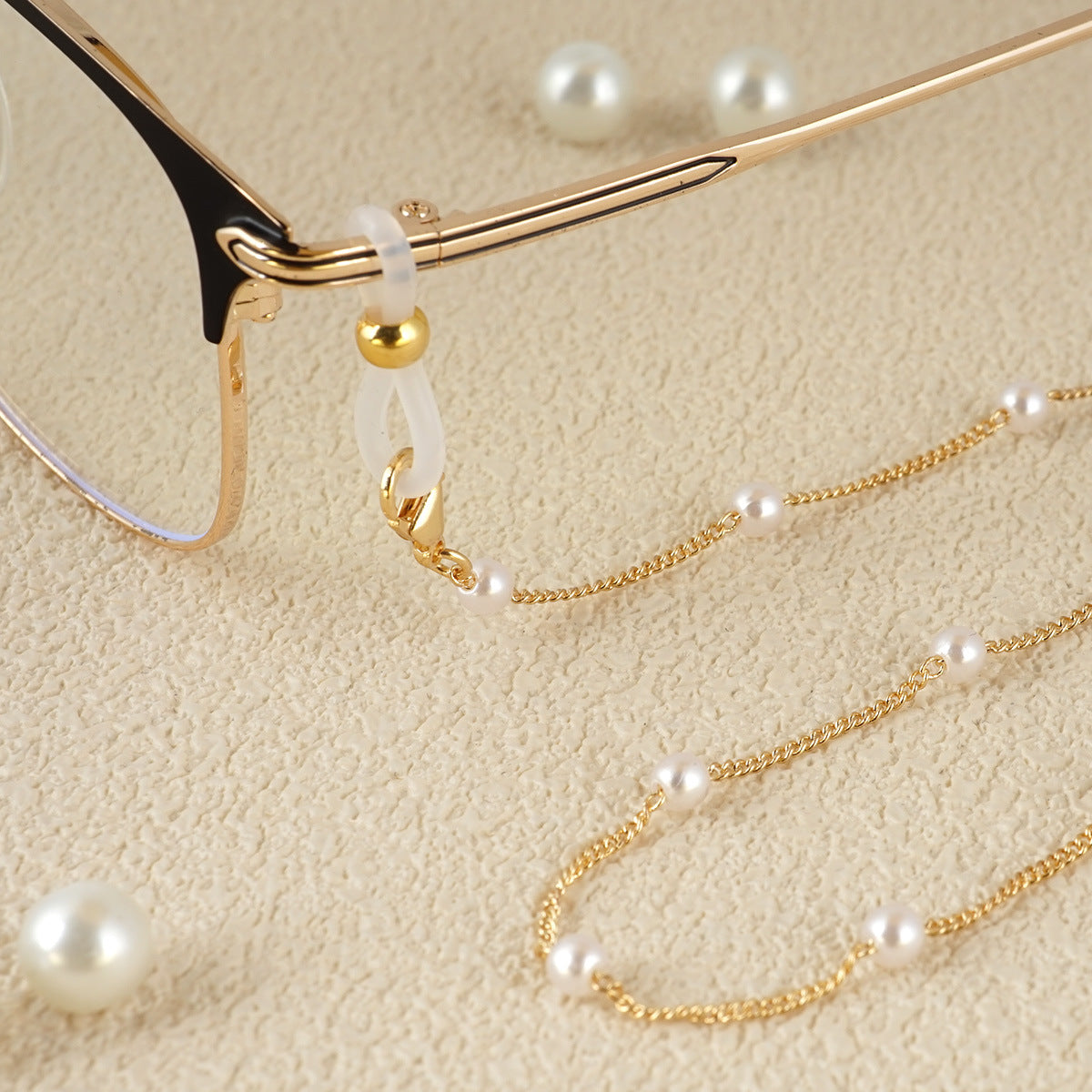 Eleganter mit Perlen verzierter Brillenhalter Brehn