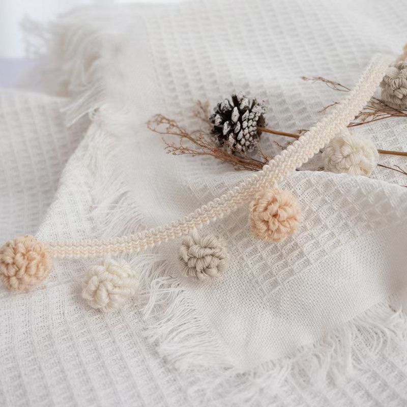 Dekorative Bordüre mit Pompons Brehn