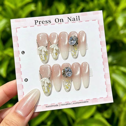 Künstlerisches Press-On Nagelset mit floralen und gemusterten Designs