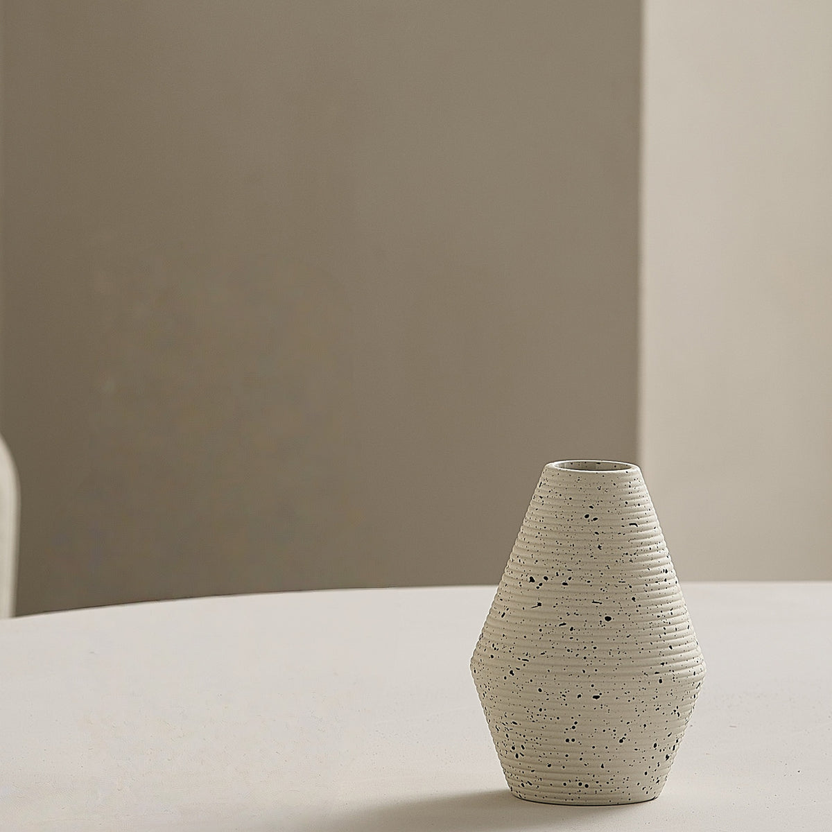 Elegante und Kunstvolle Keramikvase Brehn