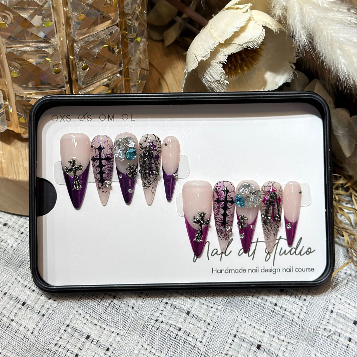 Künstlerisches Stiletto Presse-Nagelset mit einzigartigen Blumen- und Edelsteindetails Brehn