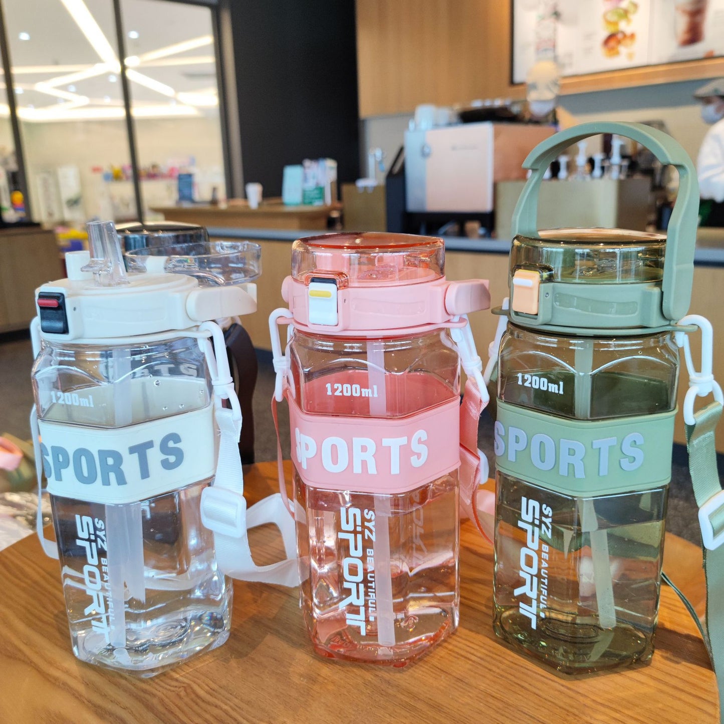 Damen Sportliche Wasserflasche mit praktischem Tragesystem Brehn