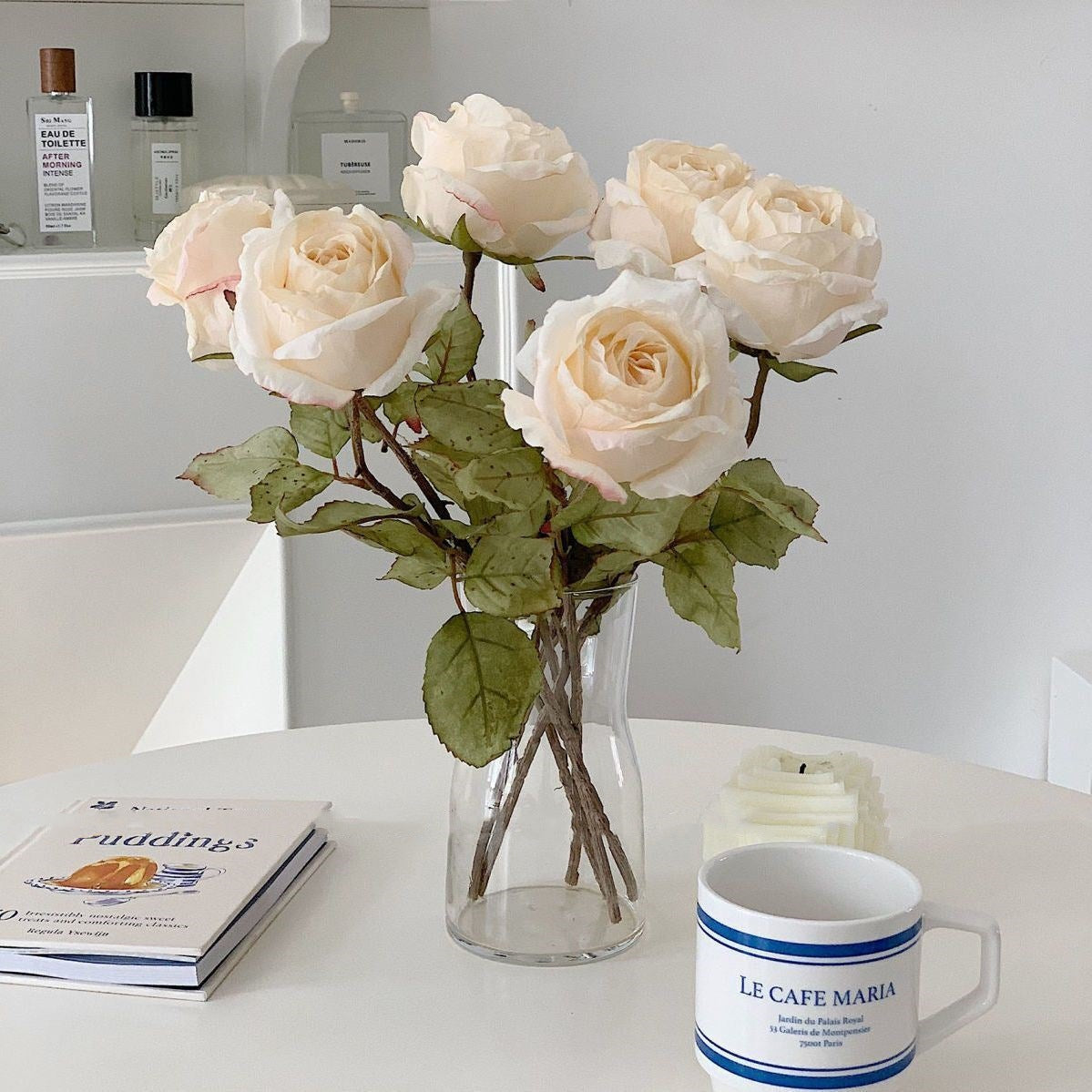 Lebensechtes dekoratives Rosenarrangement