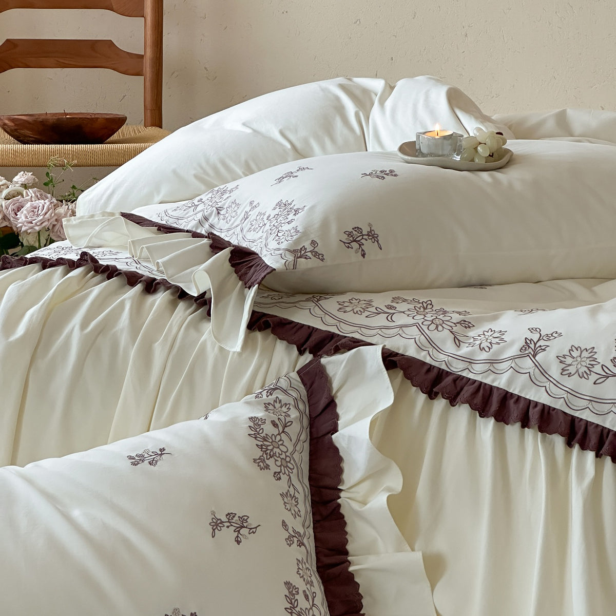 Bestickte Blumen-Satin-Bettwäsche mit Rüschensaum und dekorativen Kissenbezügen