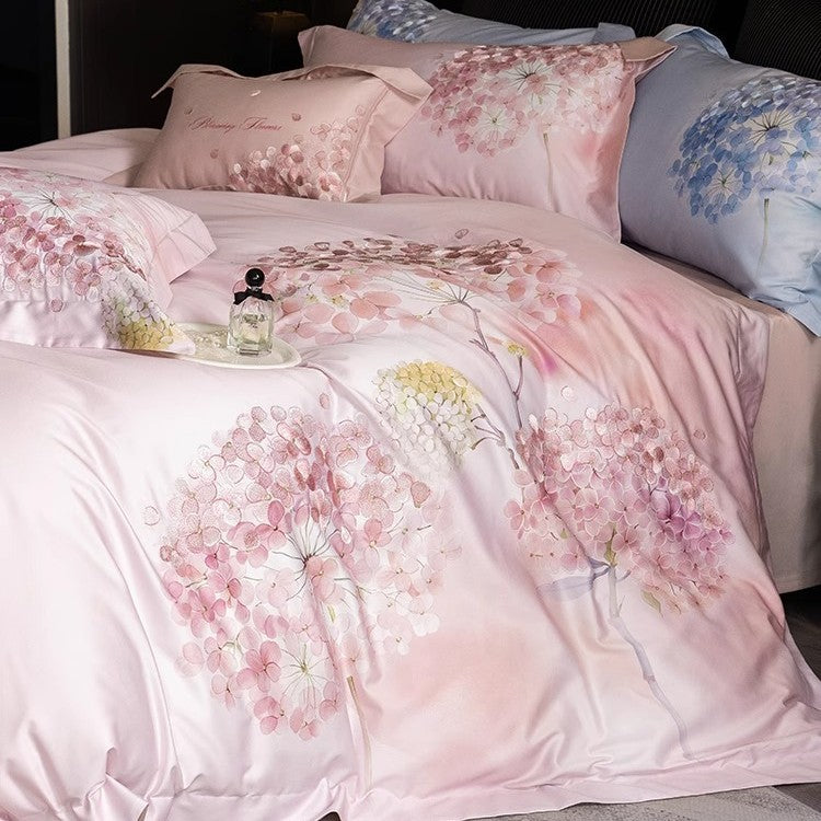 Seidiger Satin-Hortensien-Print Bettbezug-Set mit umkehrbarem Rücken und dekorativen Kissenbezügen