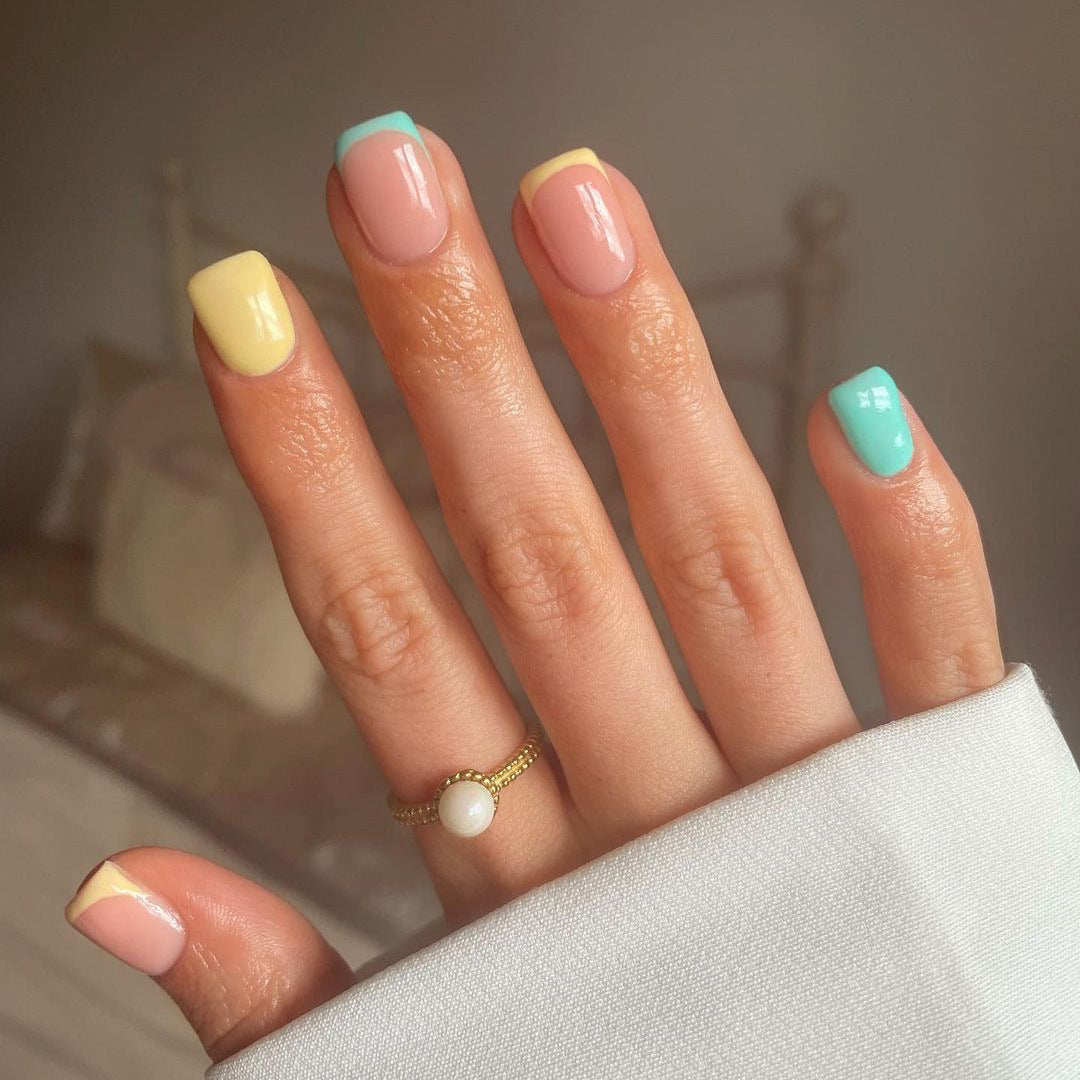 Kunstvolle Nagelkunst mit bunten Spitzen Brehn