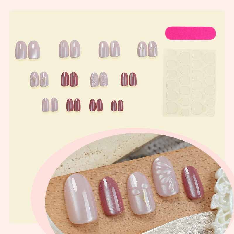 Kunstnagelset mit elegantem Hochglanz-Finish und kreativen Verzierungen Brehn