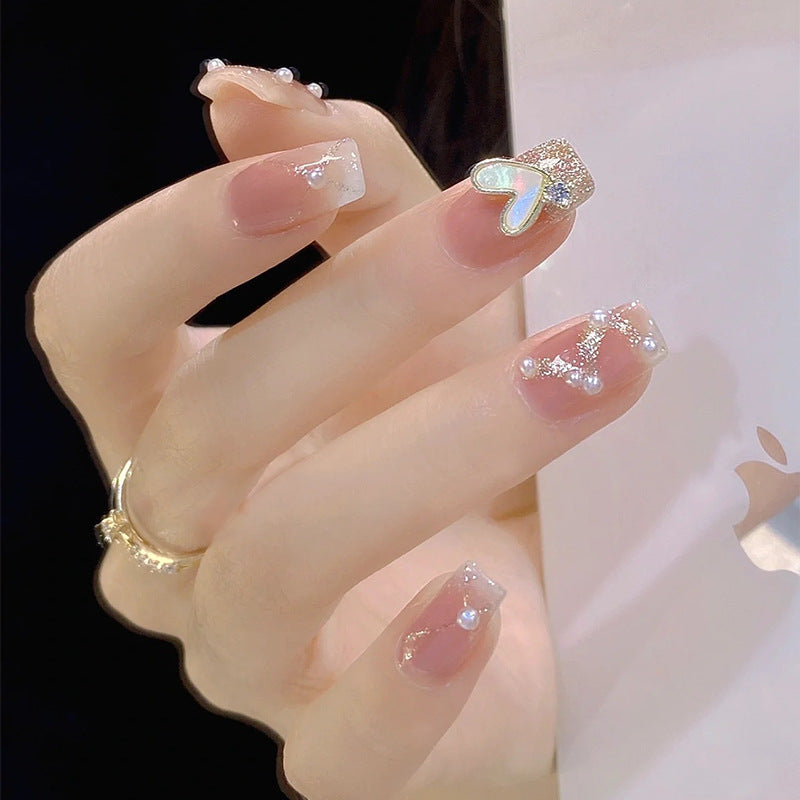 Kunstnagelset mit eleganten Perlen- und Glitzerakzenten Brehn