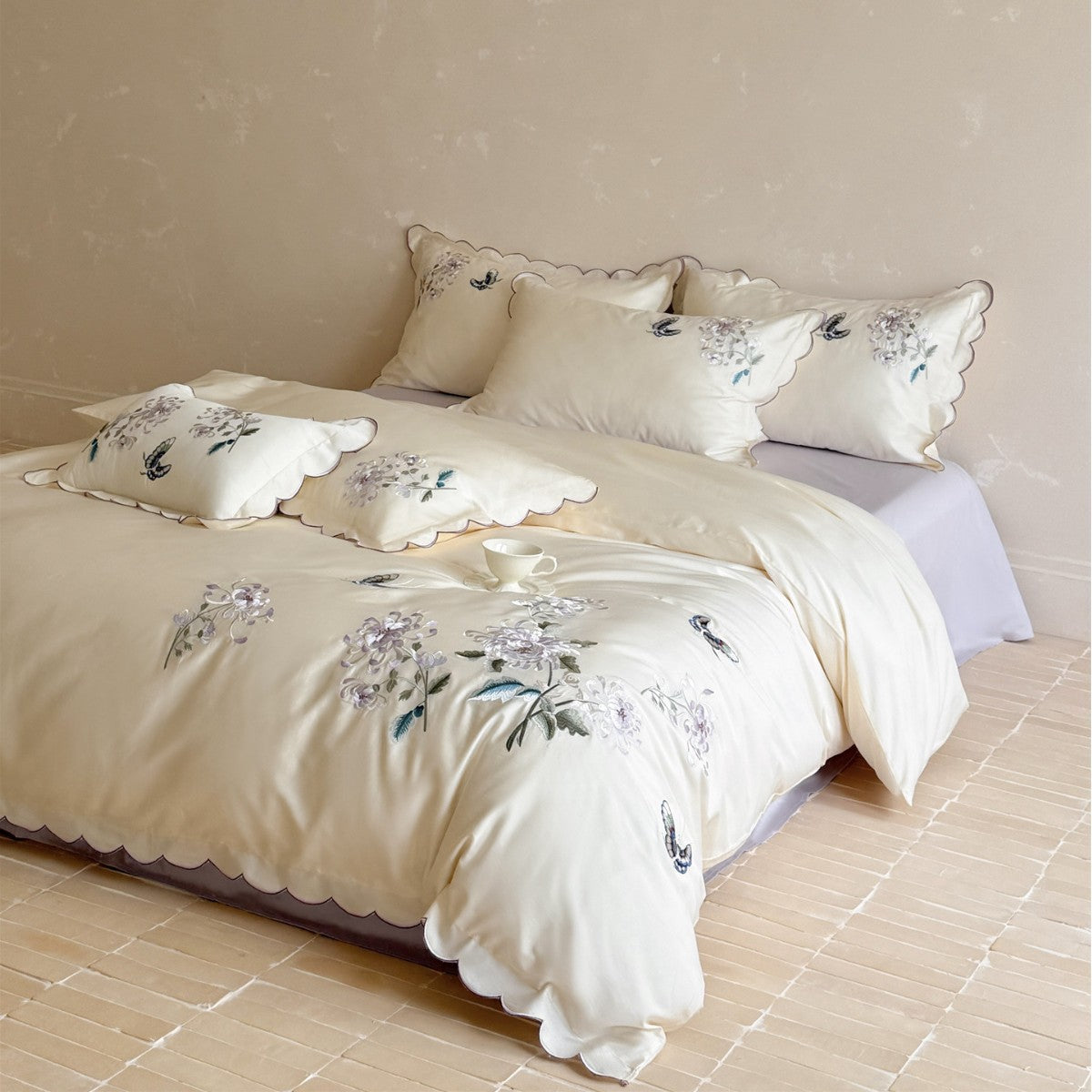 Bestickte florale Duvet-Bezug mit gewelltem Rand aus Baumwollsatin-Ensemble mit passenden Kissenbezügen