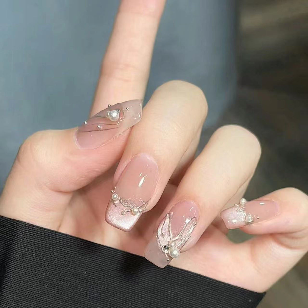 Dekorativer Press-On-Nagelset mit Perlenakzenten Brehn