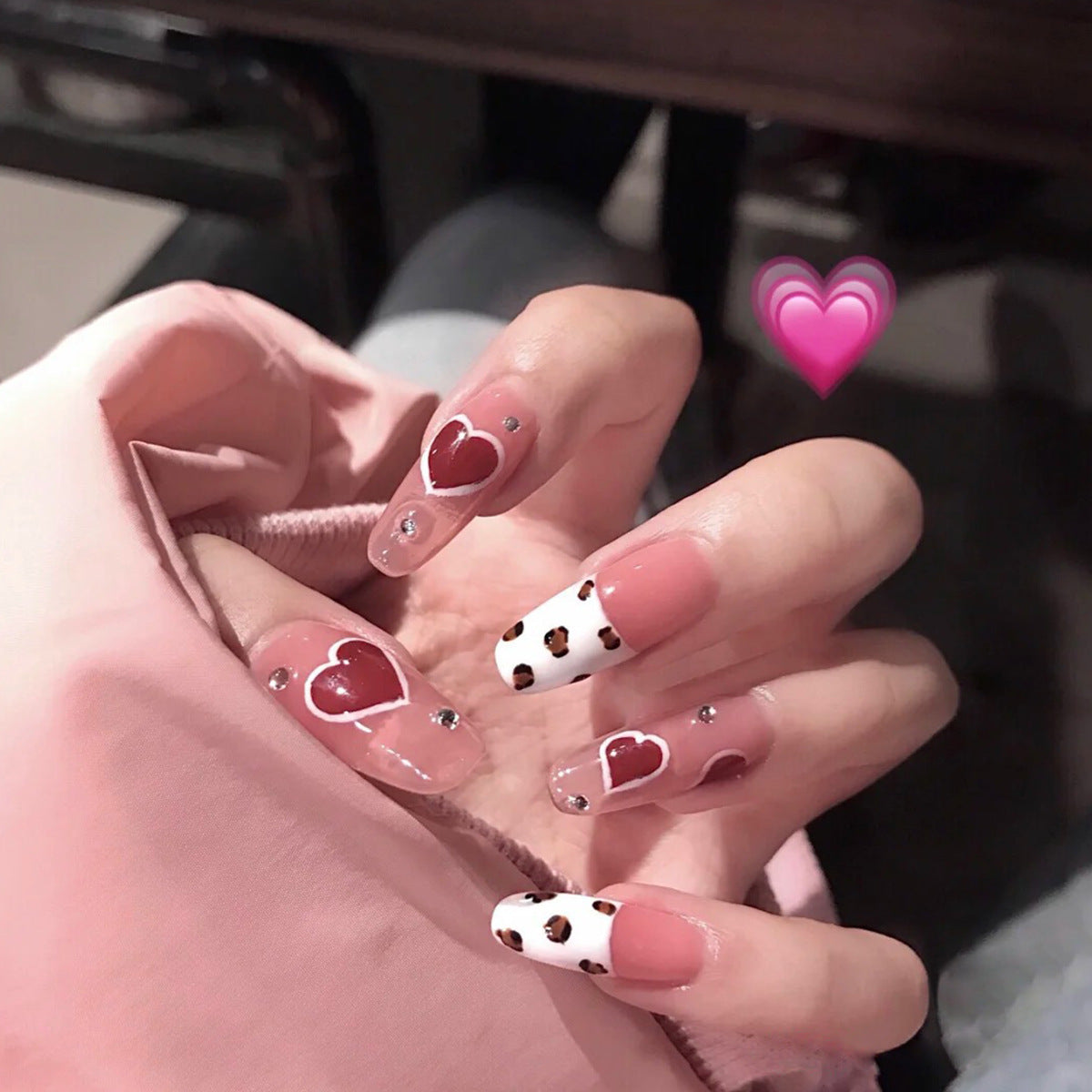 Kunstvolle Nagelkunst mit Herz-Design Brehn