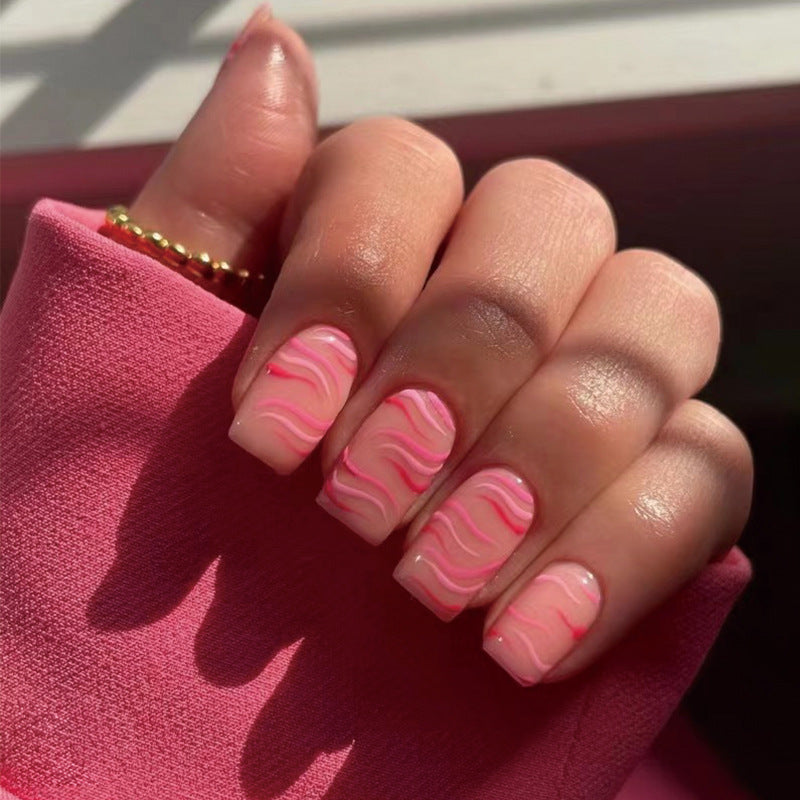 Kunstvolle Gel-Nägel mit elegantem Wellenmuster Brehn