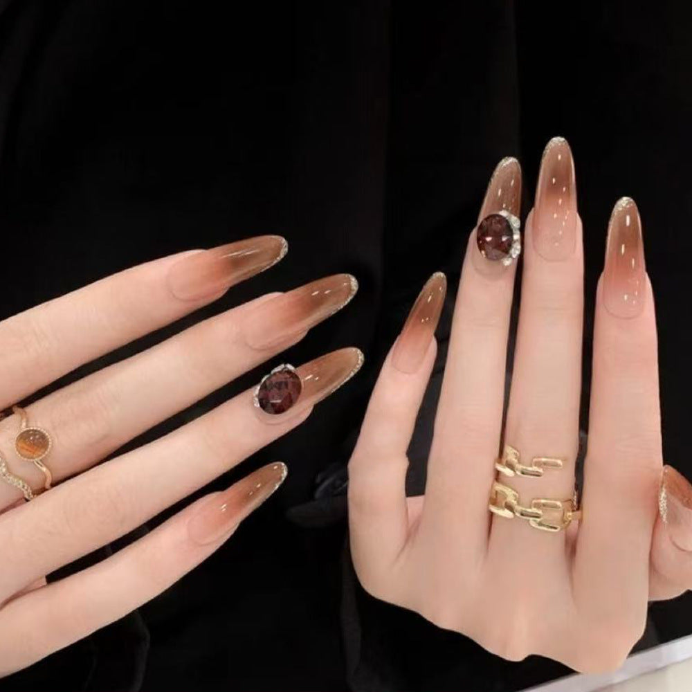 Glitzernde Kunstnägel mit Elegantem Spitzen-Design und Kristallverzierung Brehn