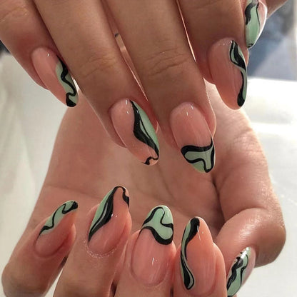 Kunstvolle Nagelkunst mit sanften Wellenmustern Brehn