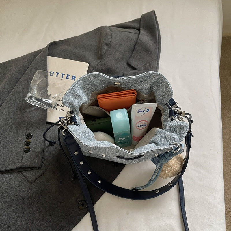 Charmante Mini-Eimer-Tasche mit süßem Anhänger