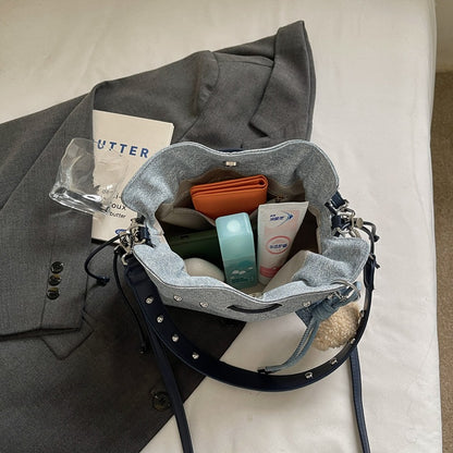 Charmante Mini-Eimer-Tasche mit süßem Anhänger