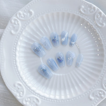 Künstlerisches Press-On Nagelset mit vom Meer inspirierten Designs