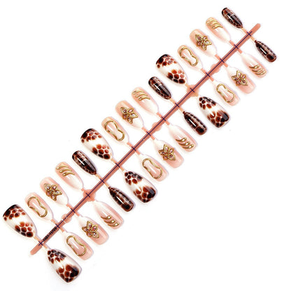 Exquisites Kunstnagelset mit Glamourösen Akzenten Brehn